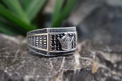 انگشتر نقره مردانه با نگین مارگازیت و با طرح تاج کیانی