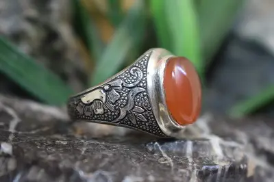 انگشتر نقره دست ساز قلم زنی شده مردانه با نگین عقیق یمن قرمز