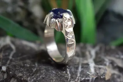 انگشتر نقره دست ساز مردانه با نگین یاقوت کبود