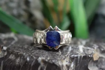 انگشتر نقره دست ساز مردانه با نگین یاقوت کبود