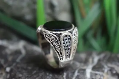 انگشتر نقره مردانه با نگین عقیق سیاه