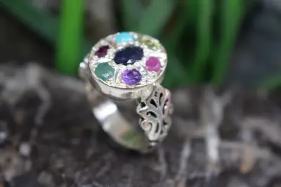 انگشتر نقره دست ساز با نگین های چند جواهر