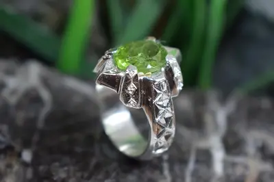 انگشتر نقره مردانه دست ساز با نگین زبرجد