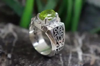 انگشتر نقره مردانه دست ساز با نگین زبرجد