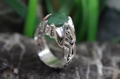 انگشتر نقره مردانه دست ساز با نگین زمرد