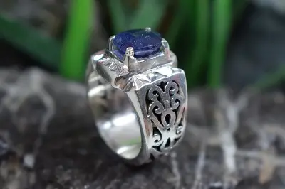 انگشتر نقره مردانه دست ساز با نگین یاقوت کبود