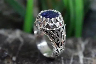 انگشتر نقره مردانه دست ساز با نگین یاقوت کبود