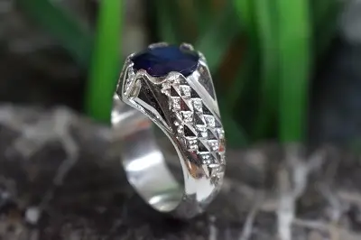 انگشتر نقره مردانه دست ساز با نگین یاقوت کبود