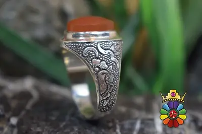 انگشتر نقره دست ساز قلم زنی شده مردانه با نگین عقیق یمن قرمز