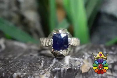 انگشتر نقره دست ساز مردانه با نگین یاقوت کبود