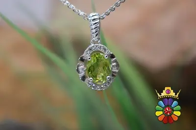 مدال گردن اویز نقره با نگین زبرجد