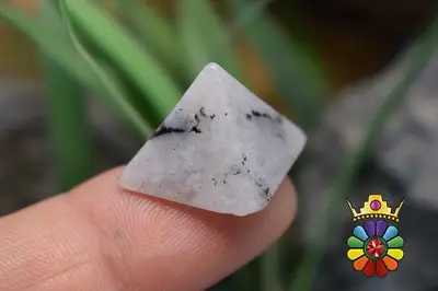 هرم  لابرادوریت سفید