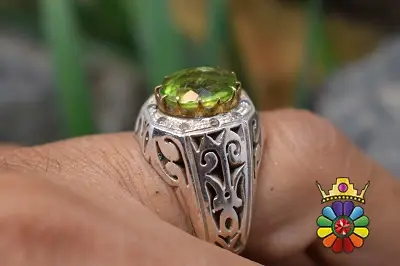 انگشتر نقره با نگین زبرجد