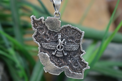 مدال گردنبندی نقره با طرح نقشه ایران و فروهر  N5702