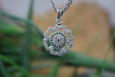 مدال گردنبندی نقره با طرح گل